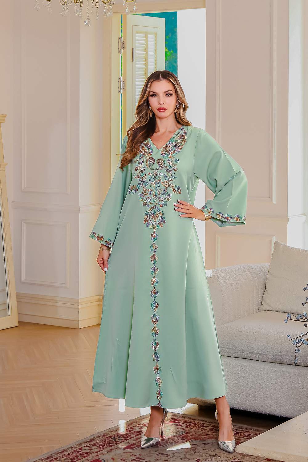 Robe orientale Oasis Émeraude – col V bijou – Élégance raffinée