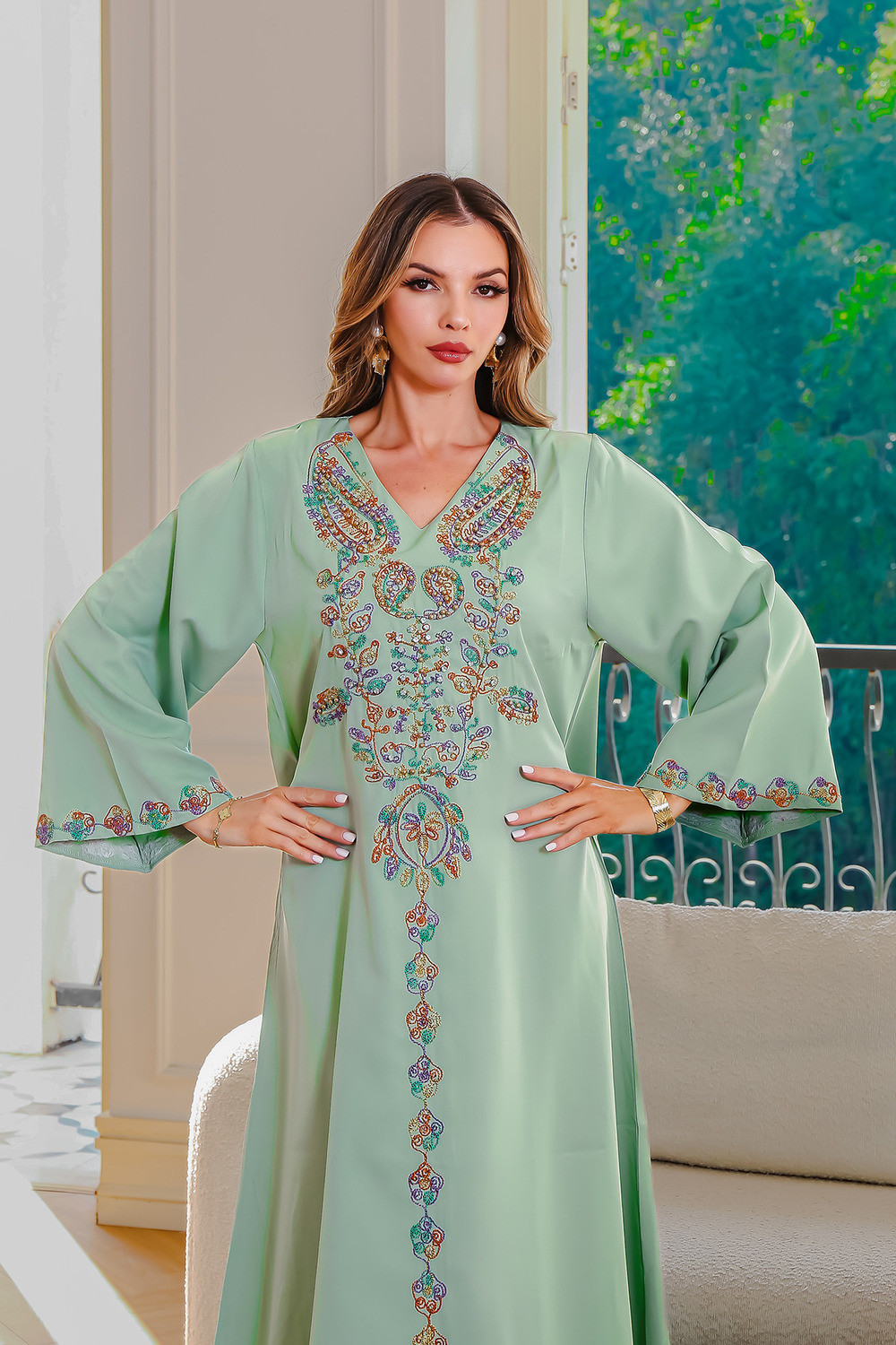 Robe orientale Oasis Émeraude – col V bijou – Élégance raffinée