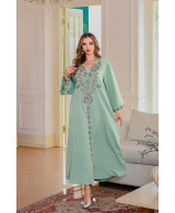 Robe orientale Oasis Émeraude – col V bijou – Élégance raffinée