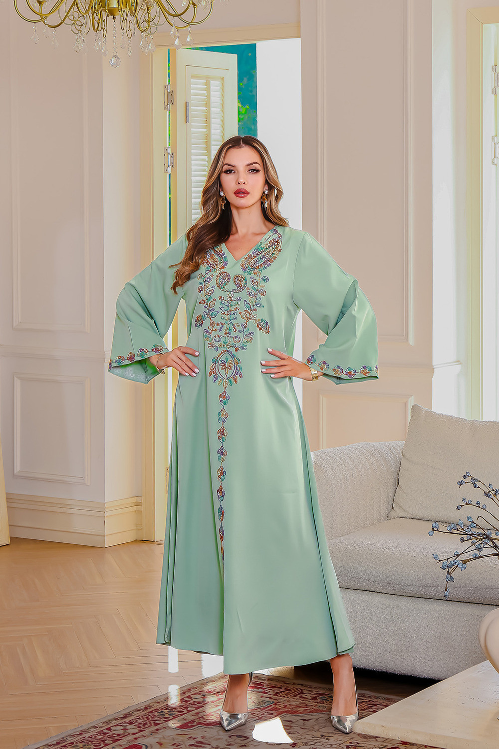 Robe orientale Oasis Émeraude – col V bijou – Élégance raffinée