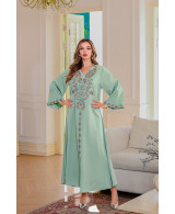 Robe orientale Oasis Émeraude – col V bijou – Élégance raffinée