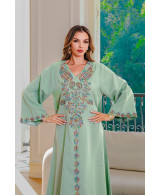 Robe orientale Oasis Émeraude – col V bijou – Élégance raffinée